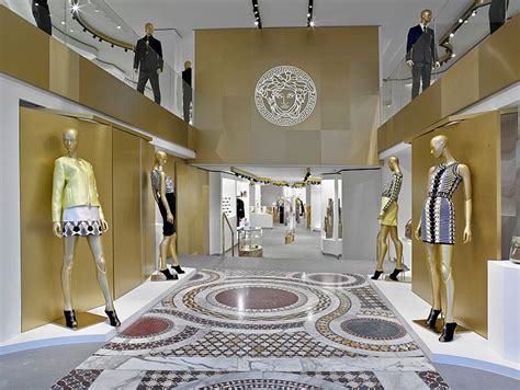 dove si trova la showroom di gianni versace|Trova la boutique Versace più vicina .